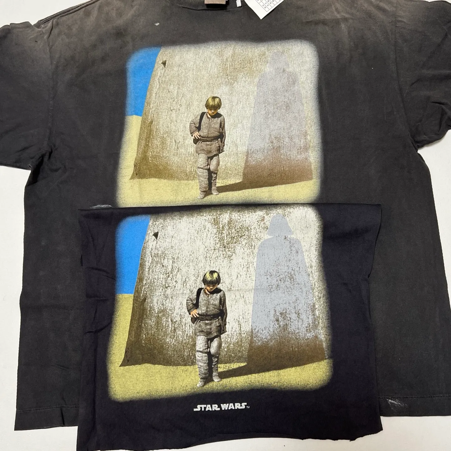 Printing proofing SAINT Mxxxxxx × STAR WARS SW_SS TEE /ANAKIN/BLK Star Wars co-branded TEE Anakin Skywalker Darth Vader reflection printed TEE washed black S-XL The printing comes from the impressive poster vision of "Anakin Skywalker" in "STAR WARS Episode I/The Phantom Menace" and the design of "Darth Vader" printed on the back The entire garment is hand-processed with dirt, washed with water, and printed with a distressed feel, which perfectly interprets the artistic specialty of NEW VINTAGE. In addition, the main mark and wash mark are customized to be consistent with the original version. It can be said that every detail of ZP is perfectly reproduced.